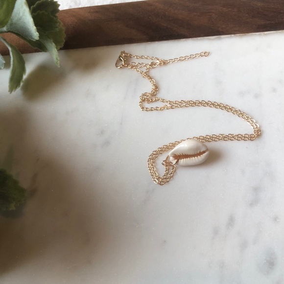 Jewelry - NWOT!! Dainty Seashell Necklace